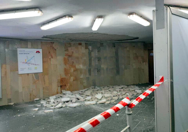На станции метро "Площадь Конституции" обвалился потолок. 