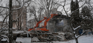 Скандальное общежитие на Феофании снесли