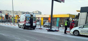 На Салтовке мужчина переходил дорогу и умер