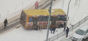 На Троещине маршрутка заехала на тротуар и застряла в сугробе
