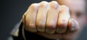 В Днепре мужчина на улице избил подростка из-за 15 гривен 