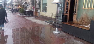 В центре Киева у входа в кафе поставили обогреватель, который мешает прохожим