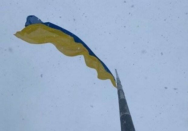 В Харькове сильный ветер порвал флаг на самом высоком флагштоке в Украине. 