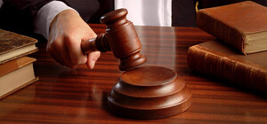 Мужчину, который избил прохожего на парковке за замечание, отправили в СИЗО