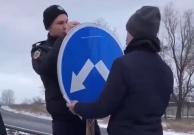 В Харькове подросток сорвал дорожный знак. 