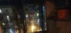 Держали трое: в Днепре бабушка свисала с балкона на 5-ом этаже