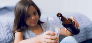 В Запорожье 12-летняя девочка попала в больницу из-за алкоголя