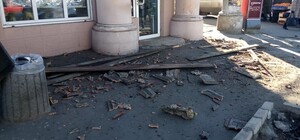 Старейшие торговые ряды в Одессе падают прохожим на головы