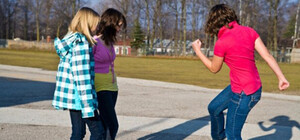 Появились новые подробности избиения школьниц на спортплощадке в Запорожье