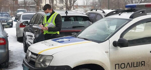 На территории больницы на Оболони организовали нелегальную парковку