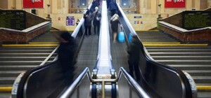 На Центральном ж/д вокзале начали демонтировать старый эскалатор