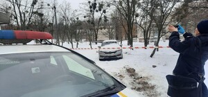 На Залютино в автомобиле обнаружили труп мужчины с огнестрельным ранением (фото)