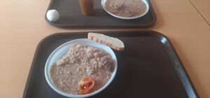 Чем кормят запорожских нацгвардейцев в воинской части (видео)