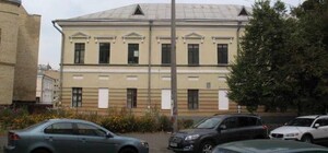 На Подоле по стенам исторического здания пошли трещины из-за реставрации