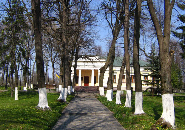 Харьковский музей ищет научного сотрудника и экскурсовода. 