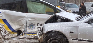 На Канатной легковушка влетела в полицейский 