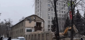 В Киеве на улице Брюллова снесли корпус одного из киевских вузов