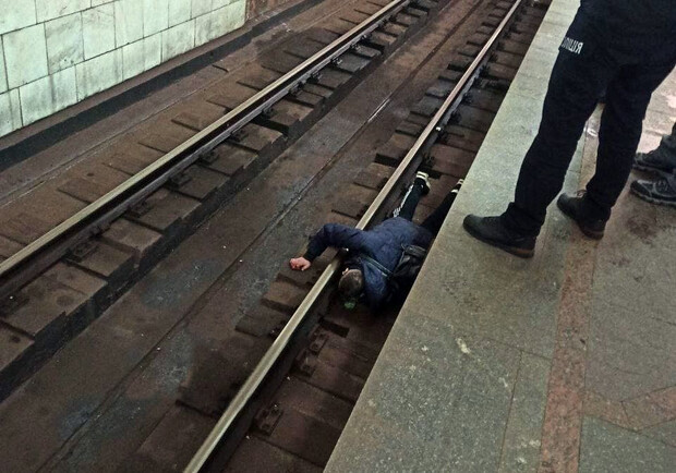 На станции метро "Героев труда" мужчина упал на рельсы. 