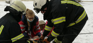 Упал на крышу магазина: на Алексеевке мужчина выпал с пятого этажа и выжил (фото, видео)