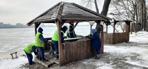 В Днепре снесли беседки на берегу реки