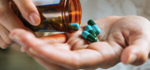 Медики Днепра спасают двух 8-классниц, которые наглотались таблеток