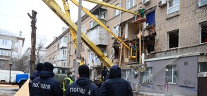 Как в Запорожье убирают последствия взрыва в доме около ТРЦ 