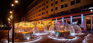 В Одессе открыли зимнюю площадку кафе в виде стеклянных полусфер 