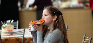 В запорожских школах и садиках нашли нарушения в столовых