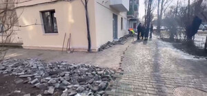 Одессит благоустроил для горожан тротуар, но его демонтировали коммунальщики