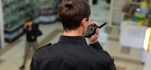 В Одессе охранник магазина выгнал девушку с ДЦП (видео)