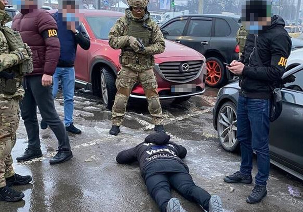 В Харькове задержали "букмекеров", которые требовали у клиента $65 тысяч, угрожая расправой. 