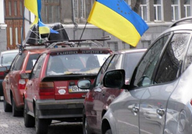 В Харькове проходит автопробег "Мы любим Украину!". 