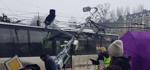 В Днепре грузовик вырвал столб: движение трамваев и троллейбусов остановлено