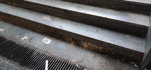 Берегите голову: в центре Полтавы в переходе течет крыша