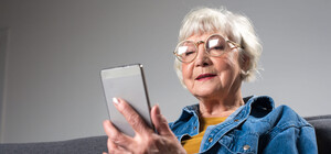 Когда вакцинированным пенсионерам начнут раздавать бесплатные смартфоны