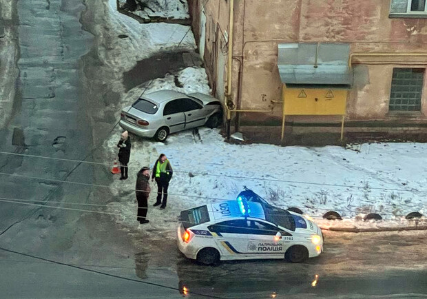 В Харькове автомобиль врезался в жилой дом - фото