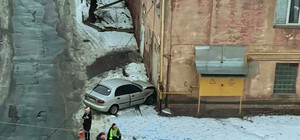 Пострадала пассажирка: в Харькове автомобиль врезался в жилой дом