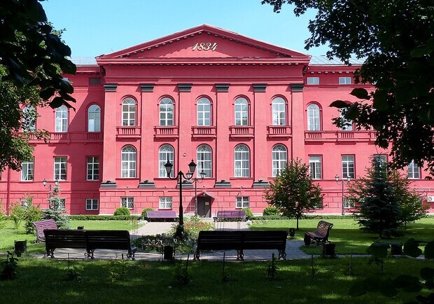 Секс-скандал в КНУ: ректор заявил, что не приглашал студенток в сауну