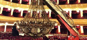 В Одеському оперному театрі зняли люстру