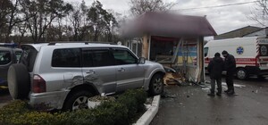 Под Киевом внедорожник влетел в кофейню и травмировал баристу