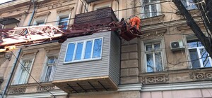 В Одессе убрали вагонку с балкона, который уродовал памятник архитектуры