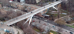 В Одессе экстремал повис без страховки на Тещином мосту (видео)