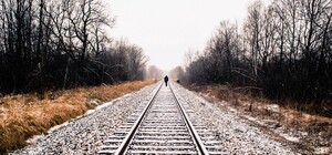 Под Одессой электричка насмерть сбила женщину, которая легла на рельсы