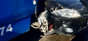 На Сихові трамвай протаранив автомобіль (фото)