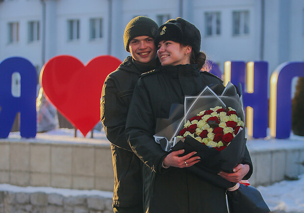 В Харькове курсант Нацгвардии на плацу сделал предложение руки и сердца девушке. 