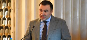 Подозреваемый во взятке Артур Товмасян просит облсовет платить ему зарплату, пока он не найдет работу