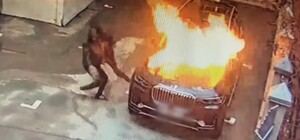 Тинейджеры подожгли иномарку в центре Киева - видео