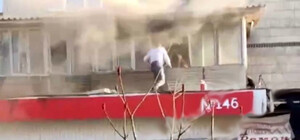 В Киеве сотрудник почты героически спас из пожара пенсионерку