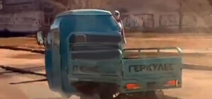 По Днепру ездил необычный грузовик с тремя колесами (видео) 