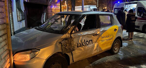 В Харькове такси после столкновения с грузовиком влетело в дом — есть пострадавшие